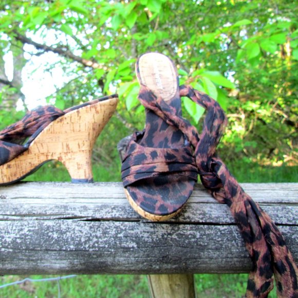 WEDGE SANDALS, 8.5 -9 M, LEOPARD CRISSCROSS ANKLE STRAPS, CURVY PLATFORMS - Picture 8 of 9